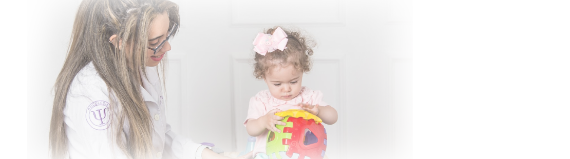 Psicóloga auxiliando criança